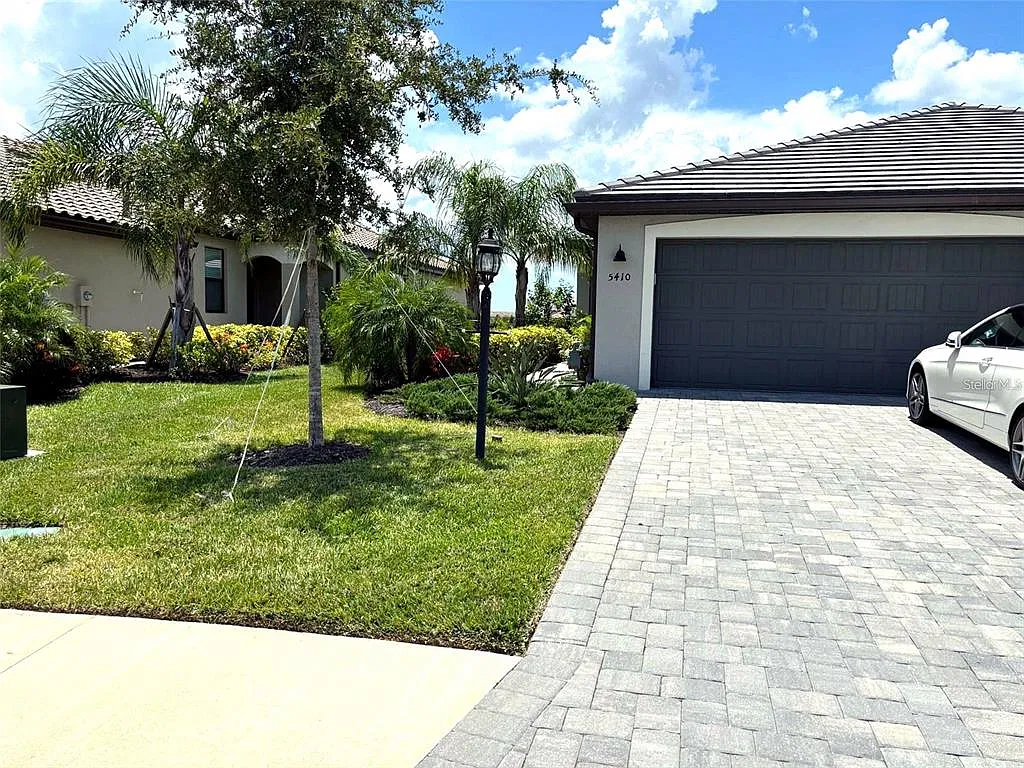 2 bed, 2.0 bath, 1557 sqft, $3,900 — Photo 3