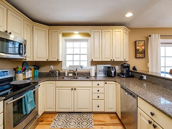 3rd image of 170 Pleasant Ln