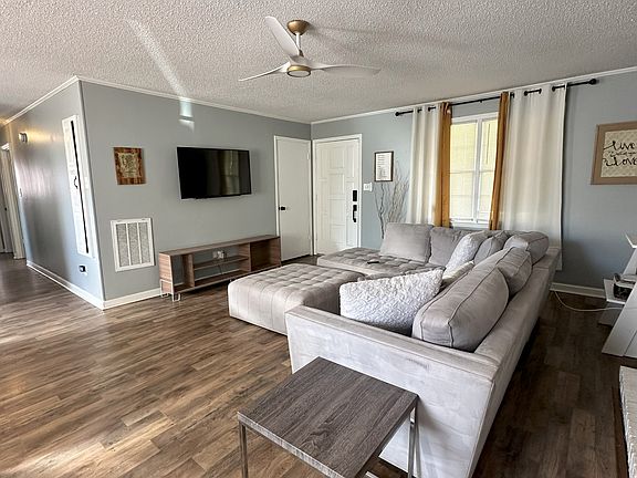 3rd image of 400 Wesley Dr