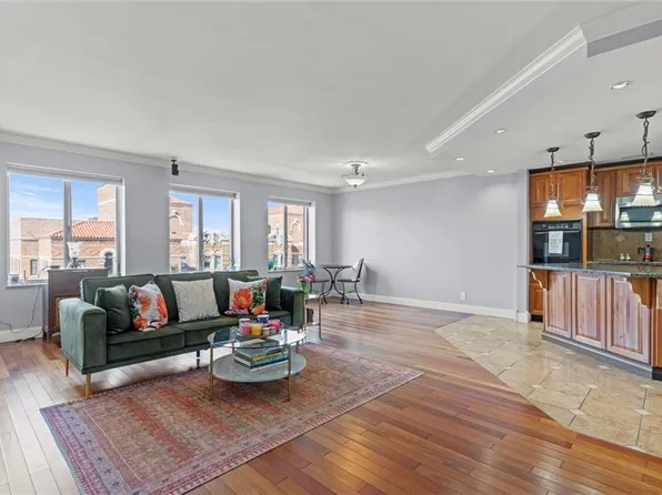 221 W 48th St APT 1004, Kansas City, MO 64112
