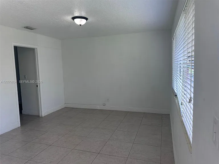 2806 SW 35th Ave #1 — Photo 8