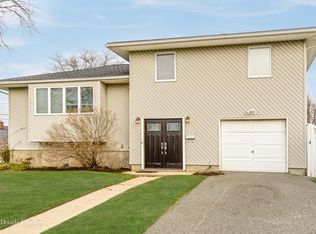 1725 Florence St, Merrick, NY 11566
