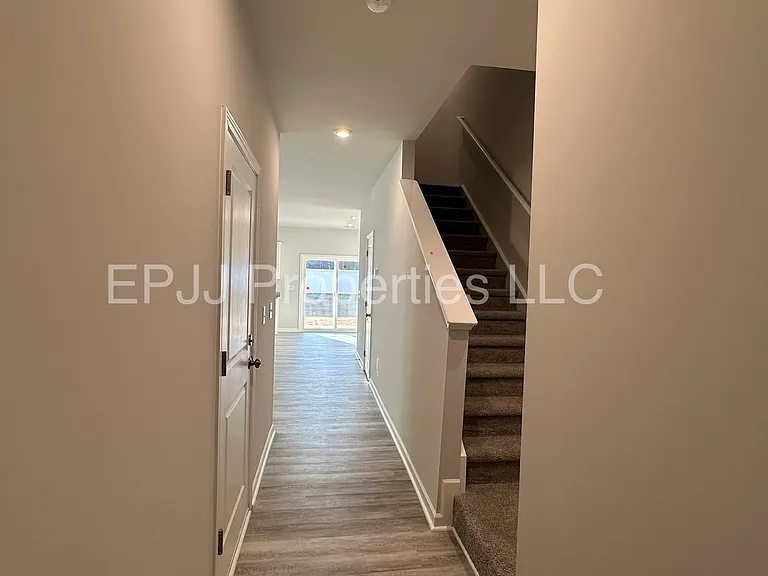 141 Randwick Ln — Photo 5