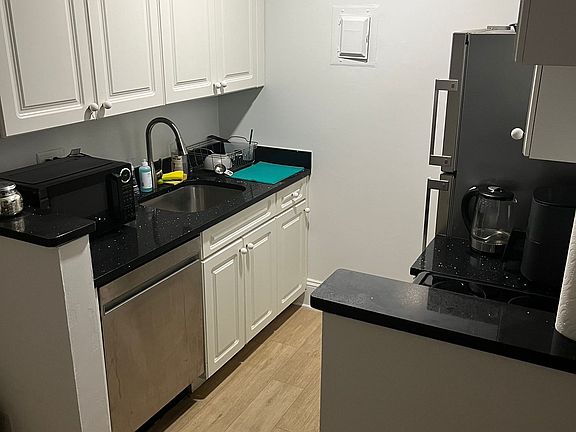 4th image of 50 W 34th St APT 7C09
