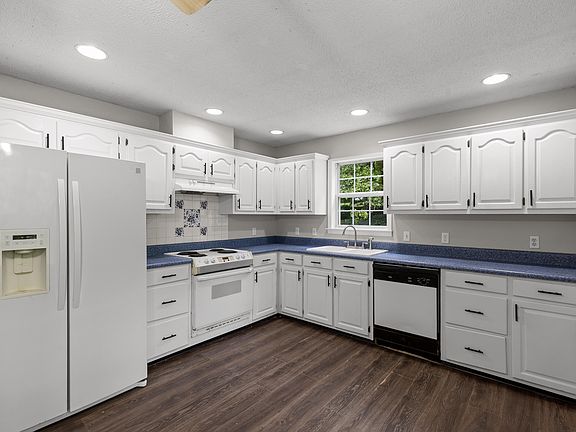 3rd image of 5031 Village Dr