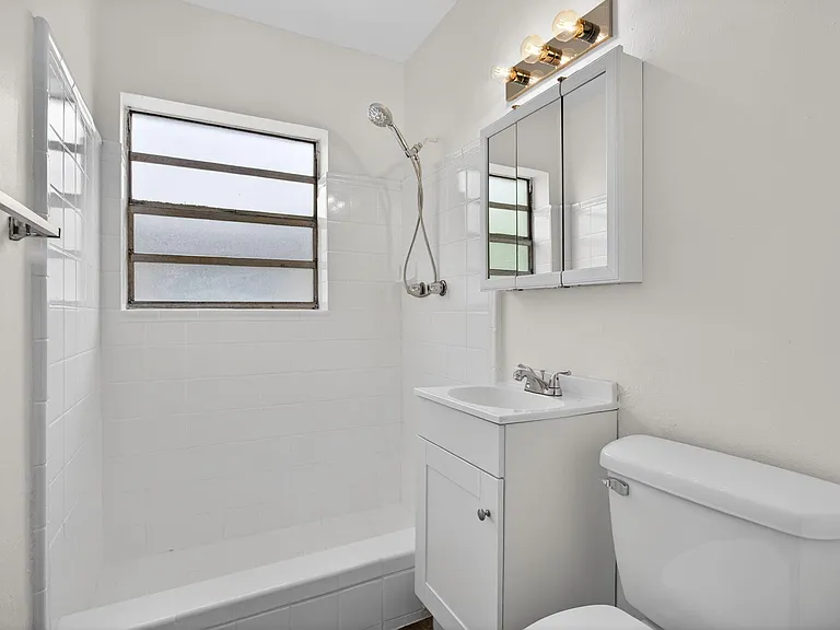 2275 NE 12th St #13 — Photo 9