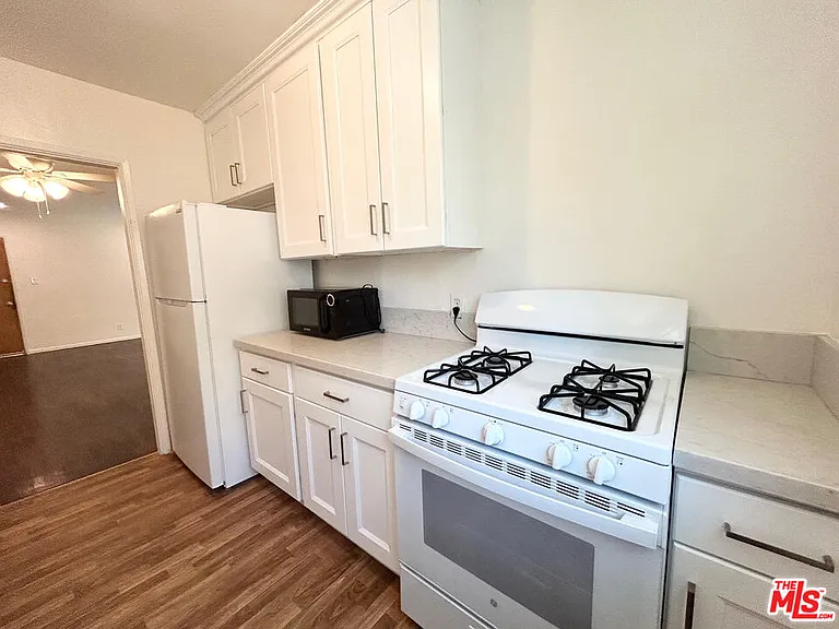 1146 N Formosa Ave #8 — Photo 6