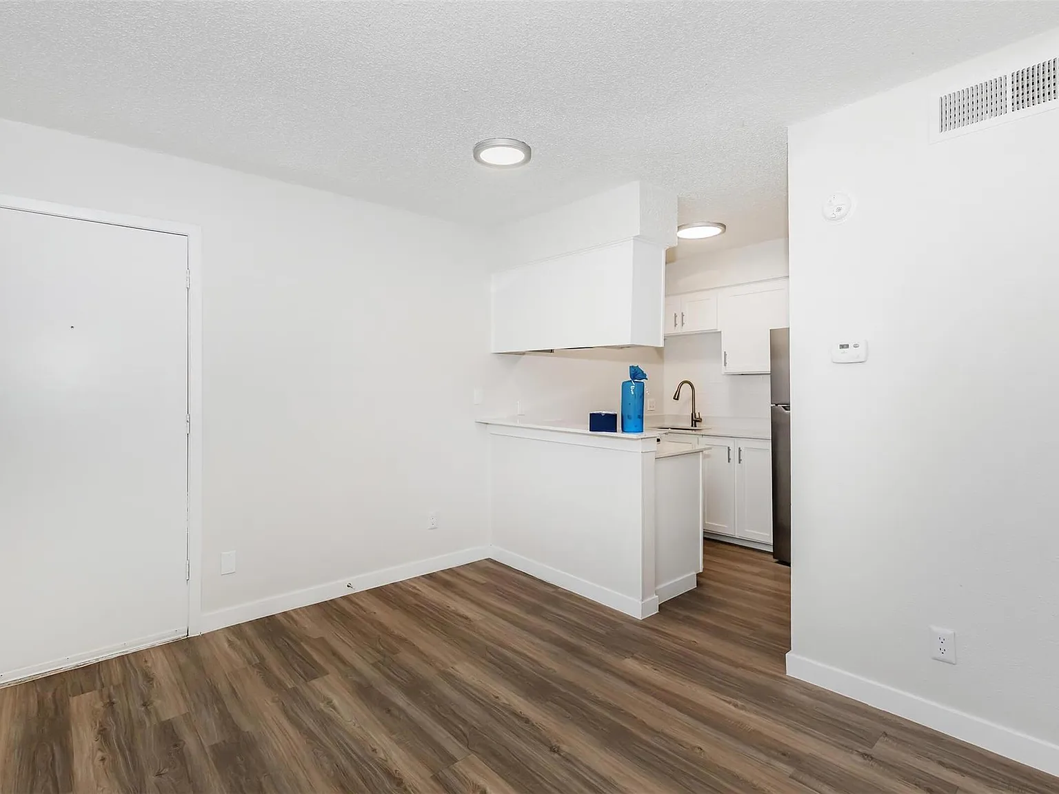Studio, 1.0 bath, 400 sqft, $999 — Photo 3