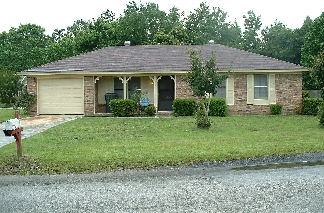 3 bed, 1.5 bath, 1008 sqft, $2,100 — Photo 1