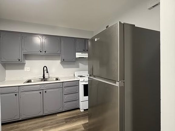 3rd image of 2969 Fourtowers Dr #9
