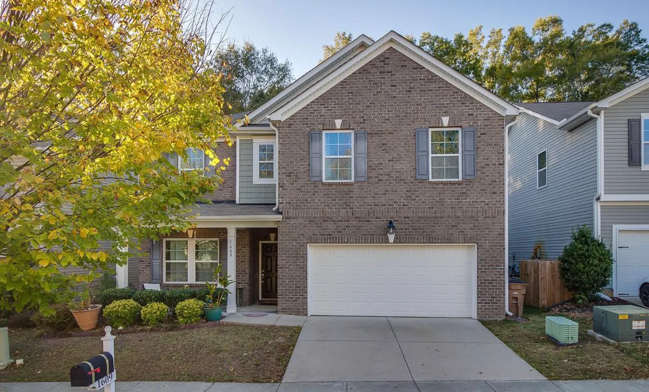 5 bed, 2702 sqft, $2,950 — Photo 1