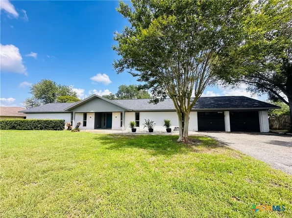 123 Oak Ridge Dr, Yoakum, TX 77995