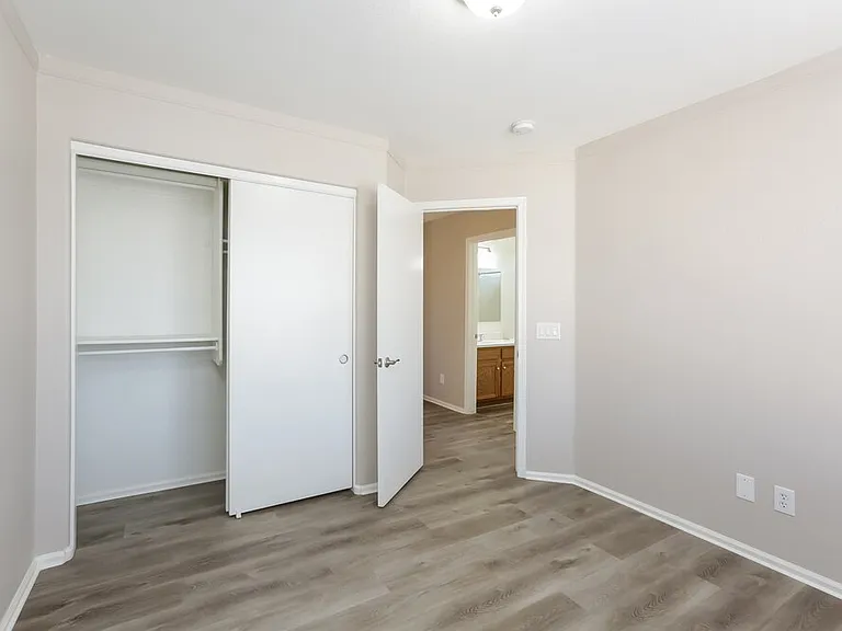 15999 W Moreland St — Photo 15