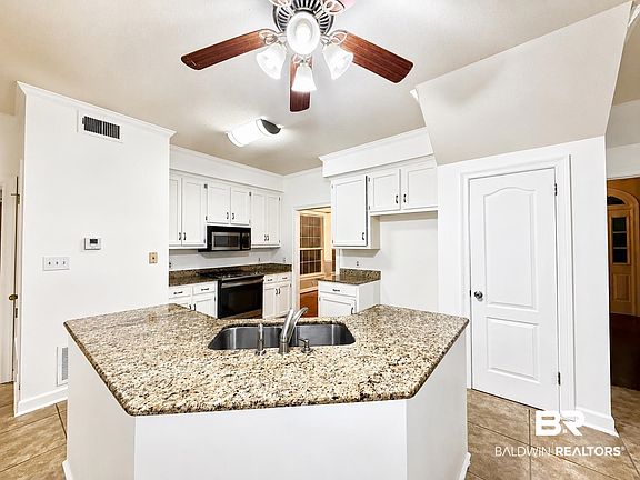 3rd image of 105 Blackthorne Cir