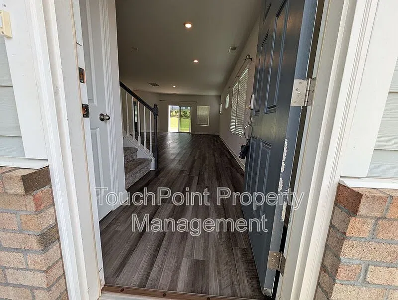 4 bed, 2.5 bath, 2518 sqft, $2,800 — Photo 2