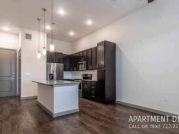 2nd image of 9996 Fannin St #562