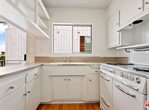 5th image of 941 N San Vicente Blvd #11