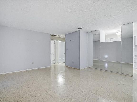 4th image of 1026 W Rambla St