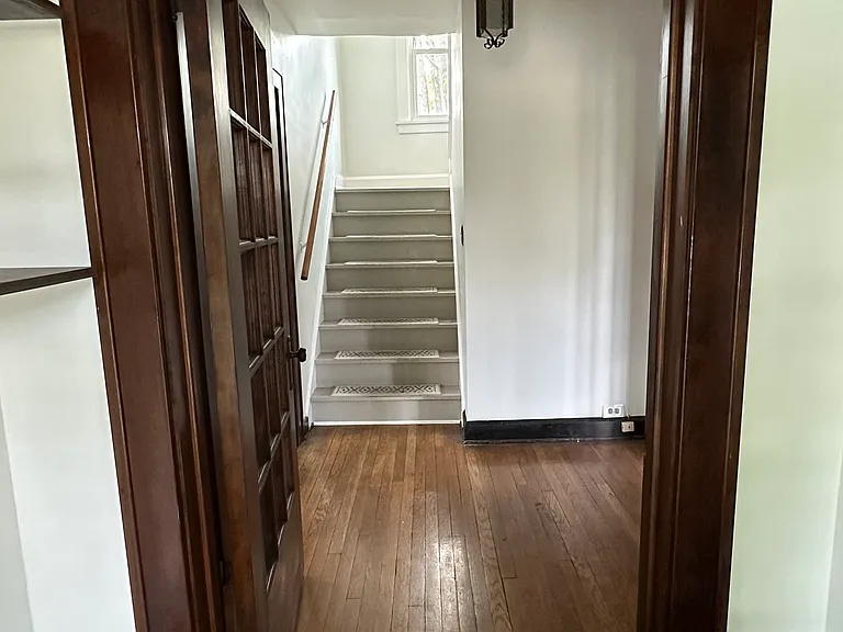 1634 Chesterland Ave — Photo 2