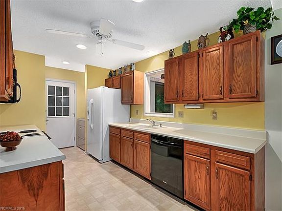 5th image of 206 Pine Cove Ln