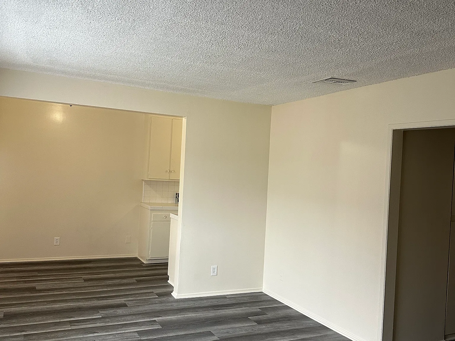 2 bed, 1000 sqft, $2,640 — Photo 2