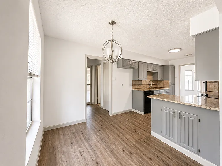 2401 Stephen Lee Dr — Photo 15