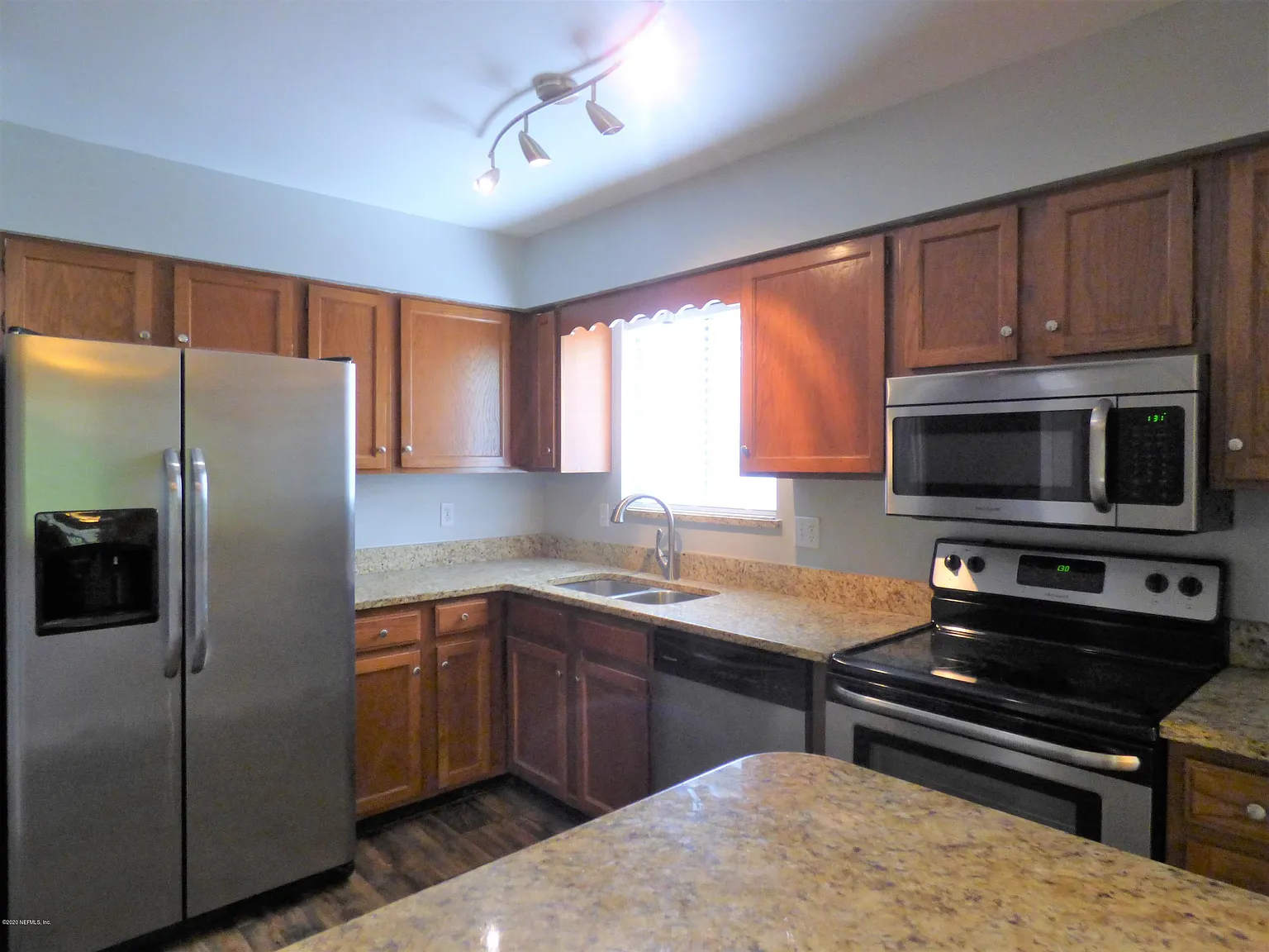3 bed, 2.0 bath, 1436 sqft, $2,100 — Photo 4