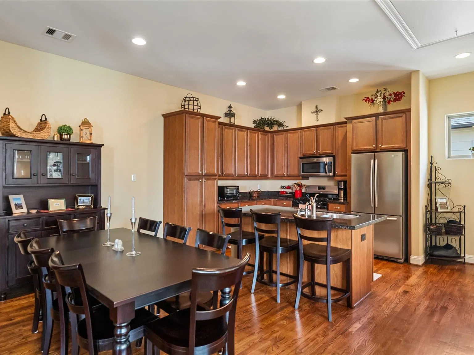 2 bed, $2,000 — Photo 4