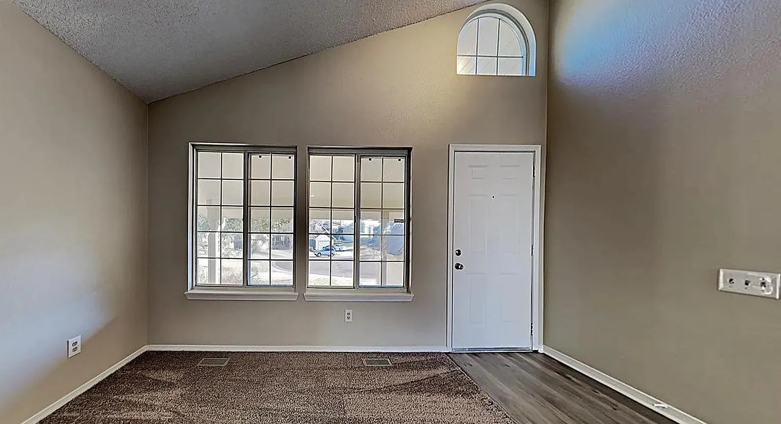 841 Thames St — Photo 3