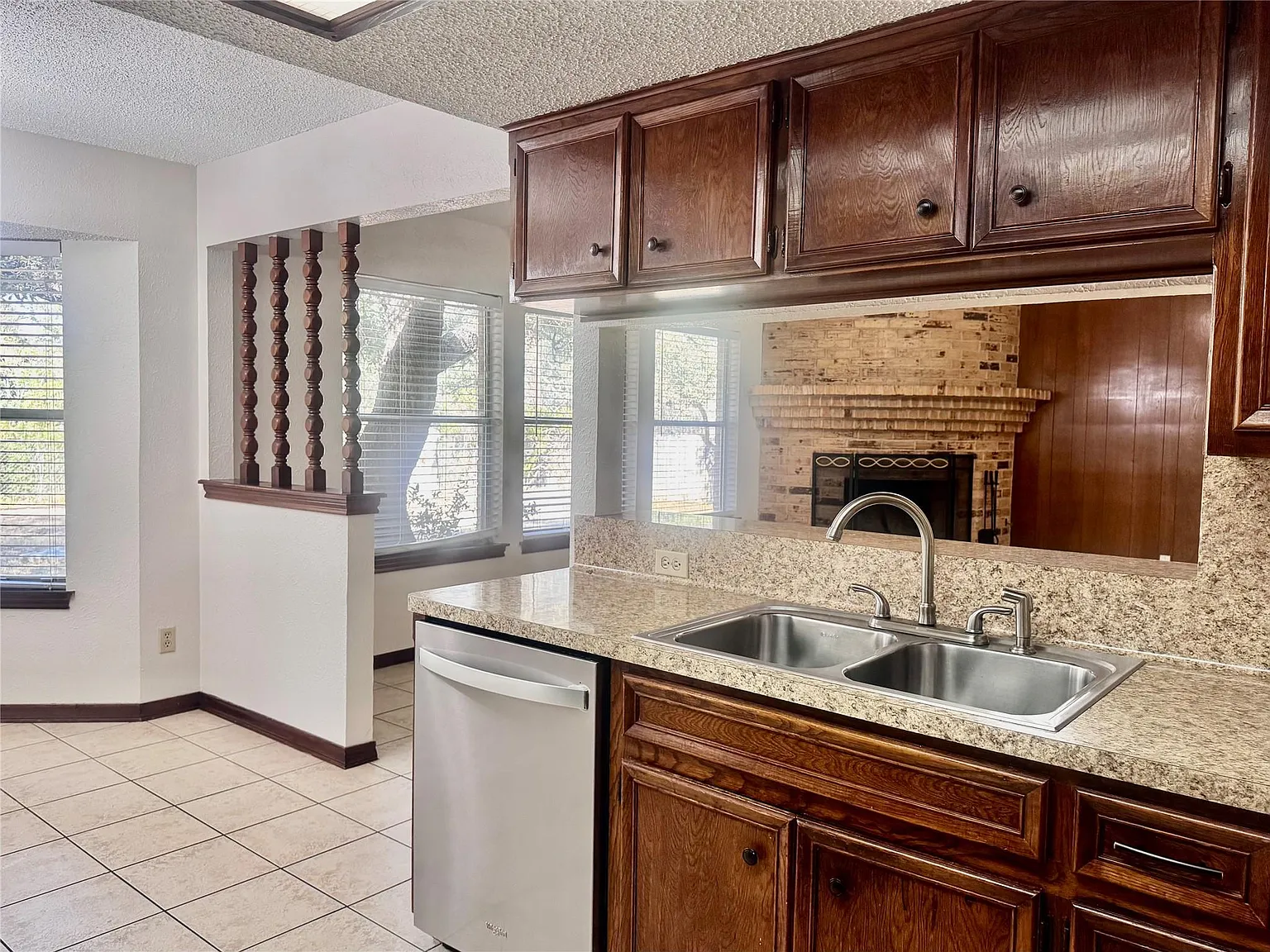 3 bed, 2.0 bath, 1417 sqft, $2,495 — Photo 4