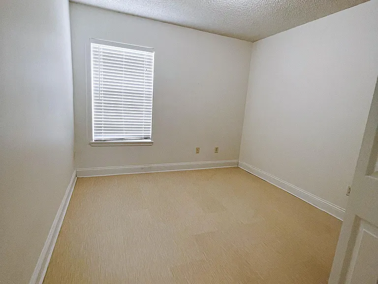 2344 Millford Ln W — Photo 13