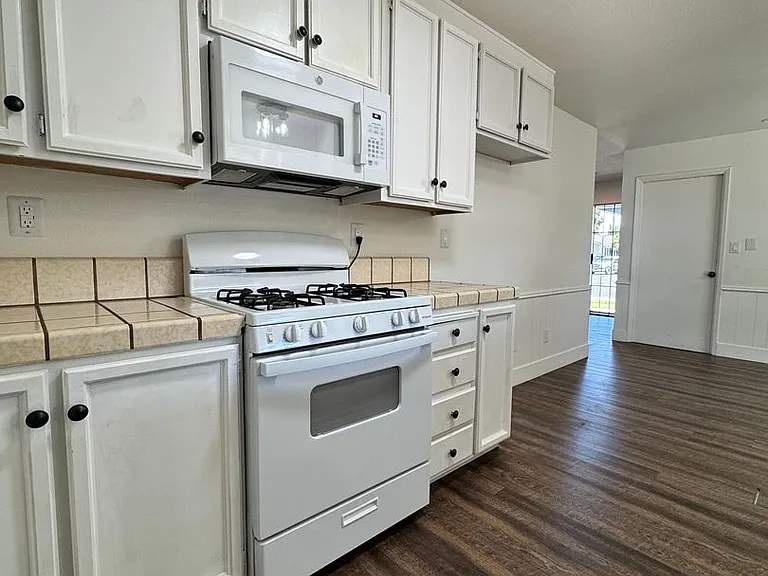1605 Sutter Ln — Photo 12