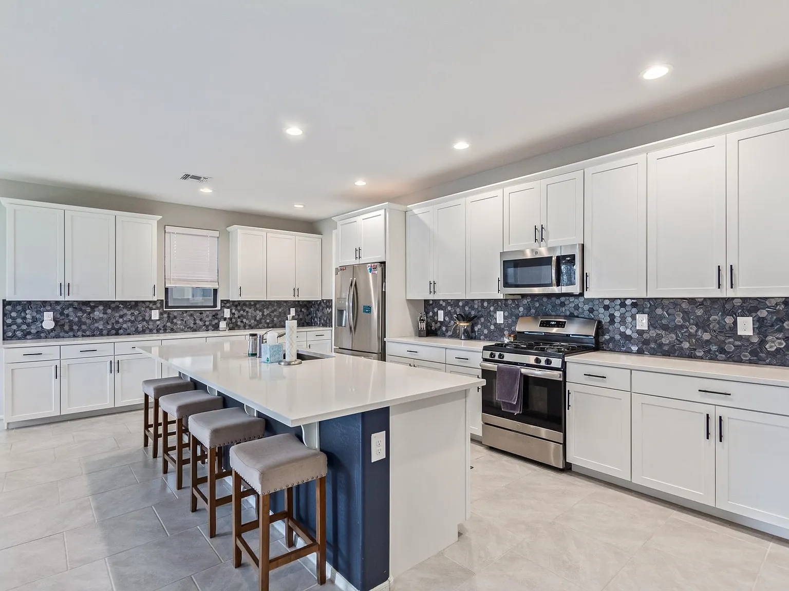 4 bed, 2298 sqft, $2,395 — Photo 3