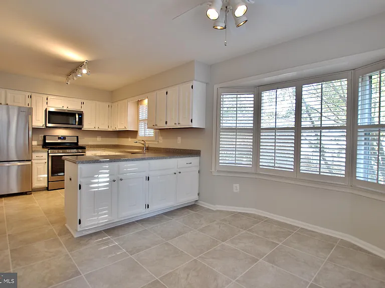 7321 Mallory Ln — Photo 13