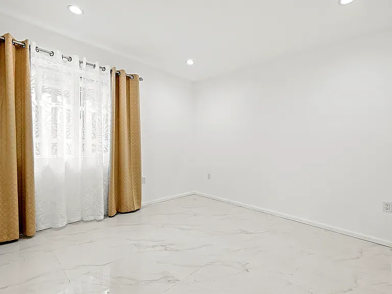 10924 Woodward Ave — Photo 6