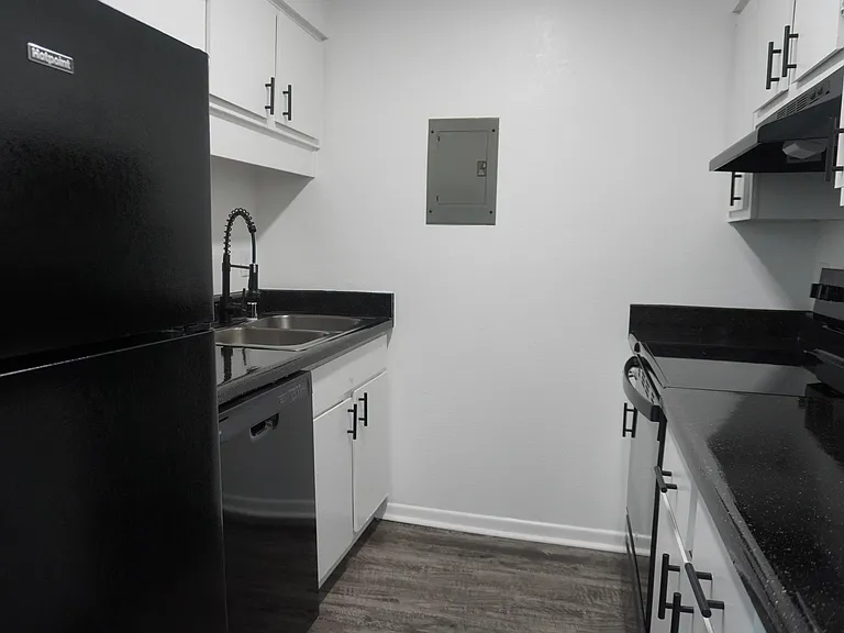The Raintree Apartments — Photo 9