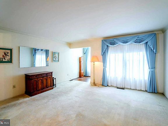 5th image of 297 Carmen Dr