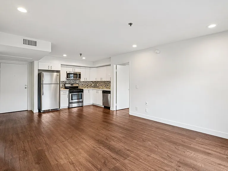165 N Hoover St — Photo 37