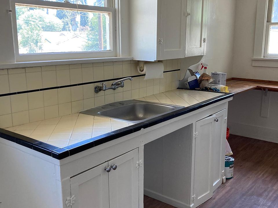 very cute, bright, charming unit