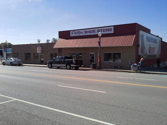 1st image of 121 E Commercial Ave