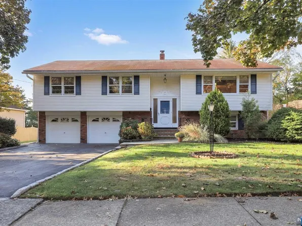 276 Taft Ct, Paramus, NJ 07652
