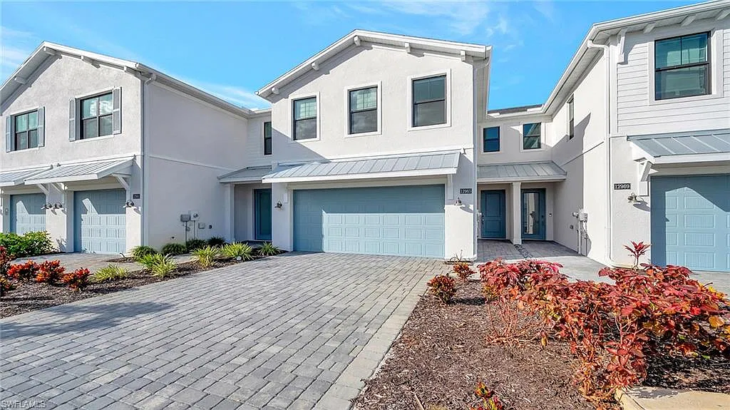 3 bed, 2.5 bath, 2600 sqft, $3,000 — Photo 1