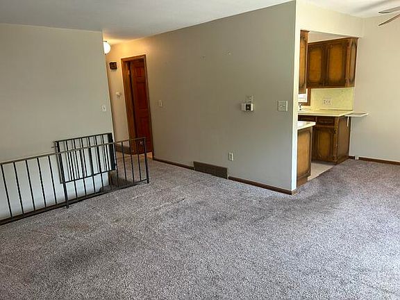3rd image of 905 Village Ln