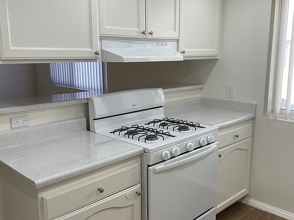 4th image of 18333 Hatteras St Unit 24