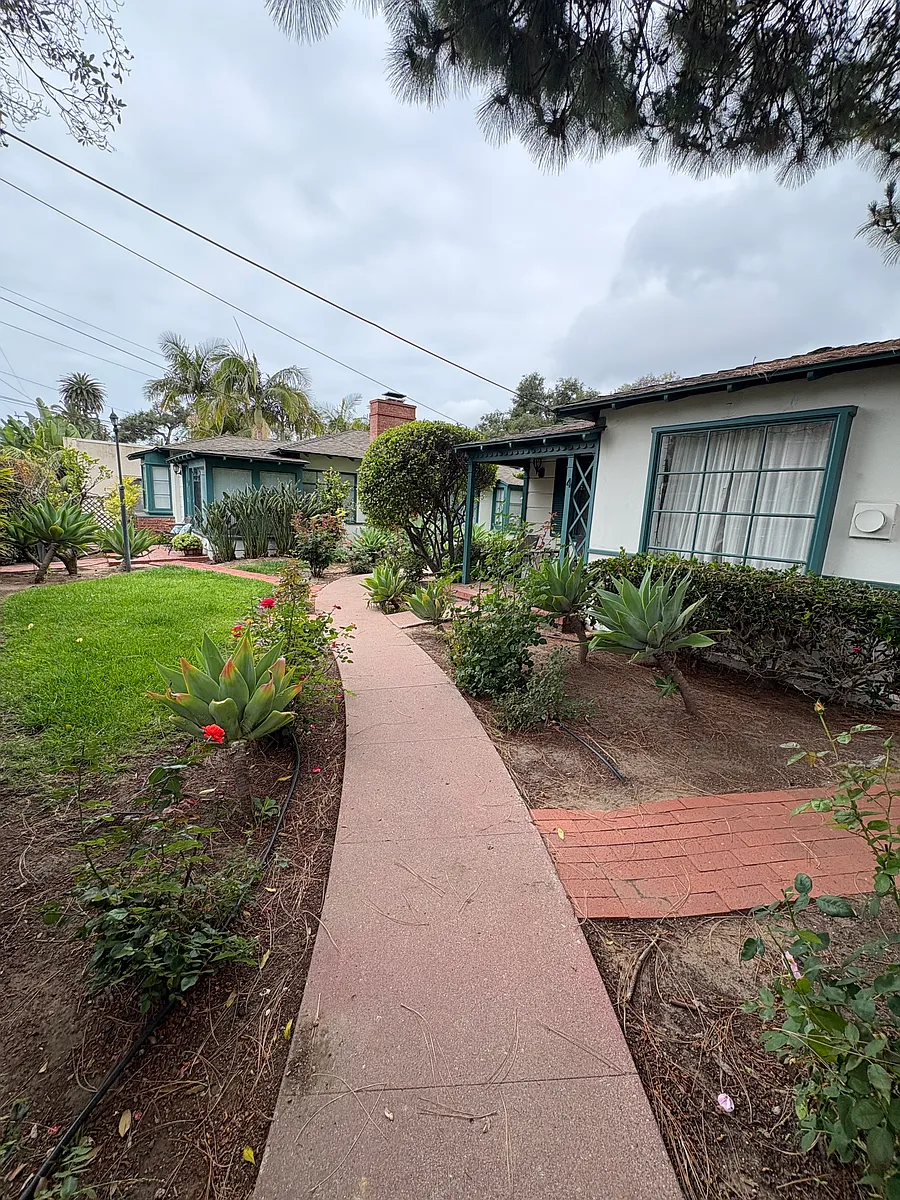 Building Photo - 1501 De La Vina St #3