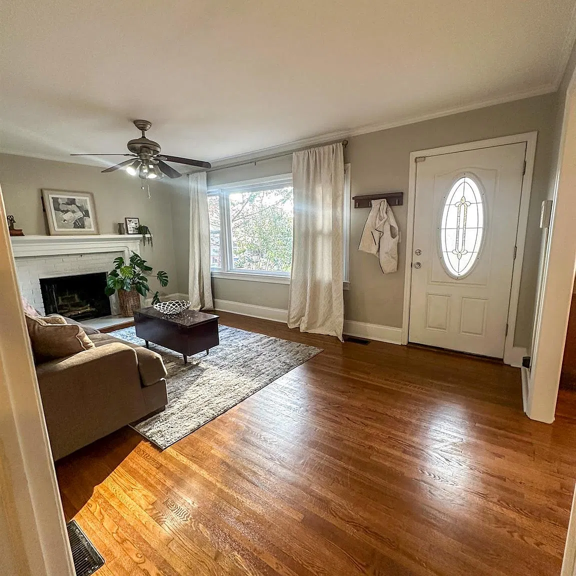 3 bed, 2.0 bath, 1593 sqft, $2,995 — Photo 2