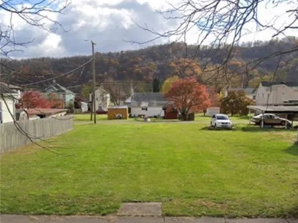 810 3rd St, Brilliant, OH 43913