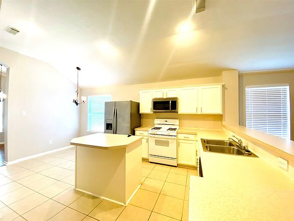 4th image of 5615 Brookhollow Oaks Trl