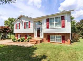 129 Cottonwood Dr, Yadkinville, NC 27055