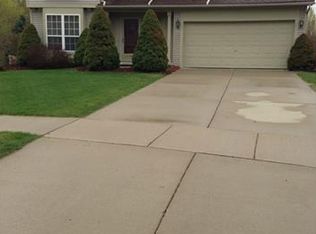 850 Westbrook Dr, South Lyon, MI 48178